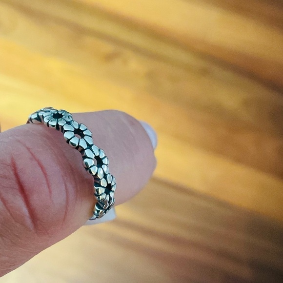 925 Sterling Silver Daisy Flower Ring - Picture 6 of 8